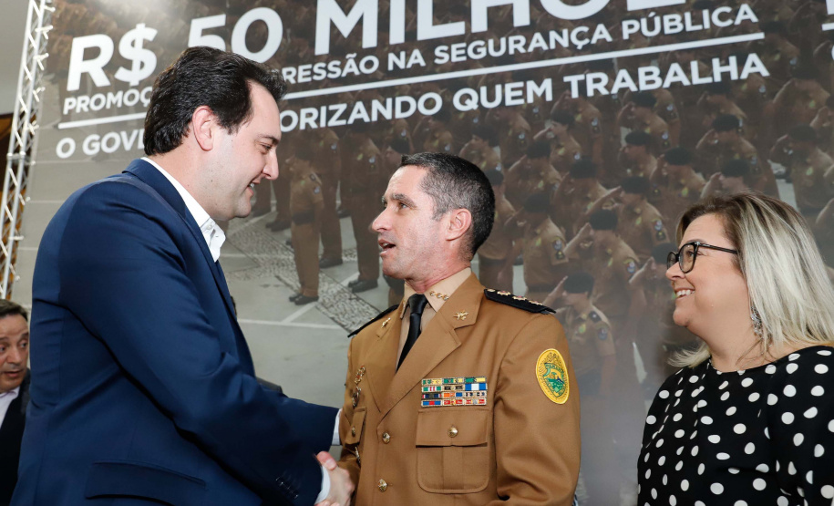 O governador Carlos Massa Ratinho Junior autorizou 1.582 promoções e progressões de servidores Segurança Pública do Paraná. Em solenidade realizada nesta quarta-feira (24), no Palácio Iguaçu, Ratinho Junior assinou despacho governamental de promoção de 75 oficiais e praças da Polícia Militar e Corpo de Bombeiros. Foto: Rodrigo Felix Leal/ANPr