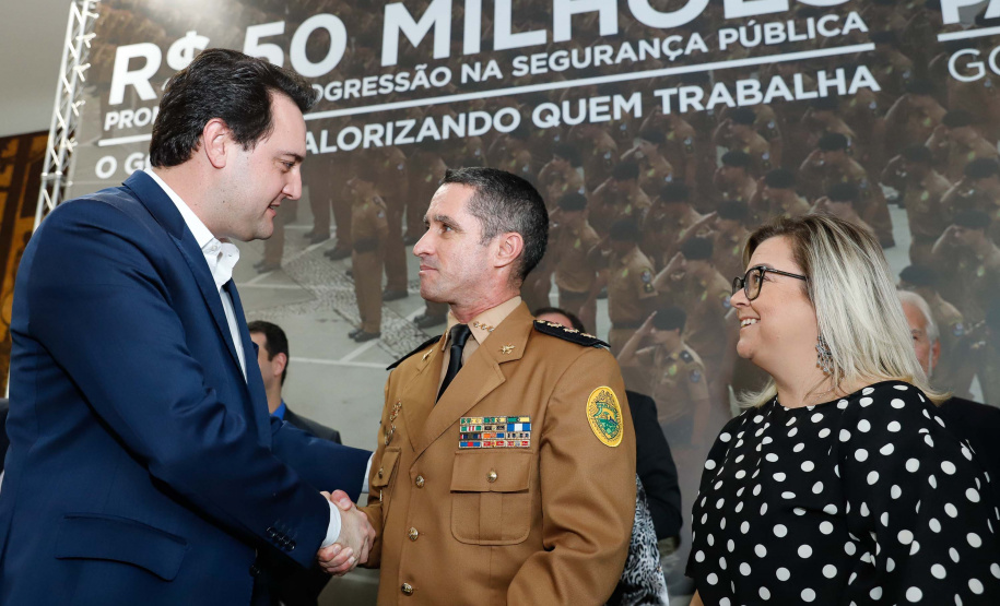 O governador Carlos Massa Ratinho Junior autorizou 1.582 promoções e progressões de servidores Segurança Pública do Paraná. Em solenidade realizada nesta quarta-feira (24), no Palácio Iguaçu, Ratinho Junior assinou despacho governamental de promoção de 75 oficiais e praças da Polícia Militar e Corpo de Bombeiros. Foto: Rodrigo Felix Leal/ANPr