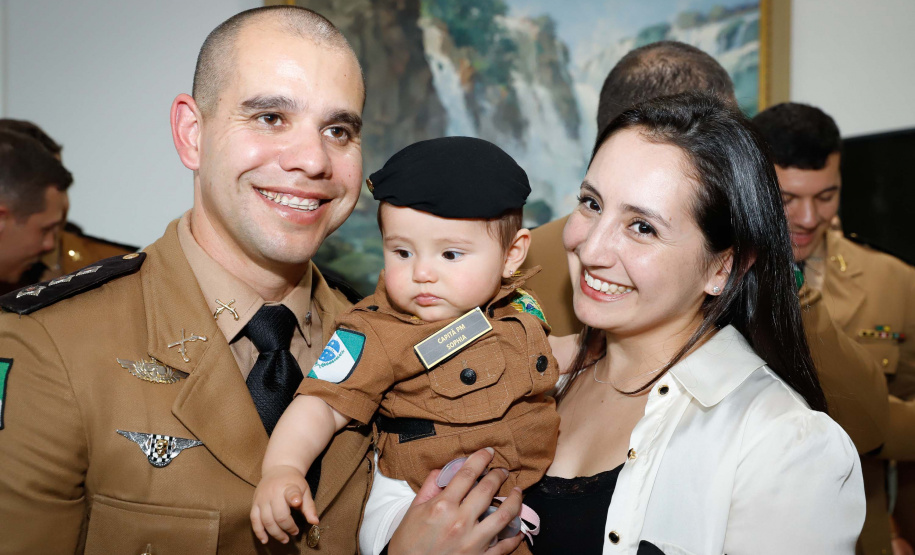 O governador Carlos Massa Ratinho Junior autorizou 1.582 promoções e progressões de servidores Segurança Pública do Paraná. Em solenidade realizada nesta quarta-feira (24), no Palácio Iguaçu, Ratinho Junior assinou despacho governamental de promoção de 75 oficiais e praças da Polícia Militar e Corpo de Bombeiros. Foto: Rodrigo Felix Leal/ANPr