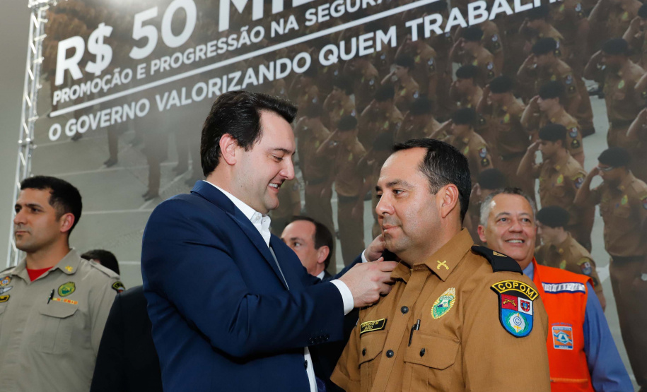 O governador Carlos Massa Ratinho Junior autorizou 1.582 promoções e progressões de servidores Segurança Pública do Paraná. Em solenidade realizada nesta quarta-feira (24), no Palácio Iguaçu, Ratinho Junior assinou despacho governamental de promoção de 75 oficiais e praças da Polícia Militar e Corpo de Bombeiros. Foto: Rodrigo Felix Leal/ANPr