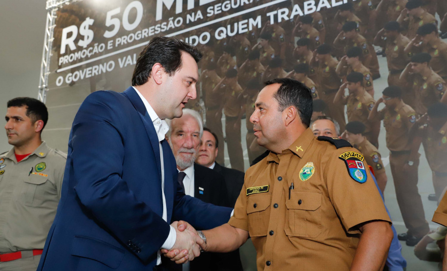 O governador Carlos Massa Ratinho Junior autorizou 1.582 promoções e progressões de servidores Segurança Pública do Paraná. Em solenidade realizada nesta quarta-feira (24), no Palácio Iguaçu, Ratinho Junior assinou despacho governamental de promoção de 75 oficiais e praças da Polícia Militar e Corpo de Bombeiros. Foto: Rodrigo Felix Leal/ANPr