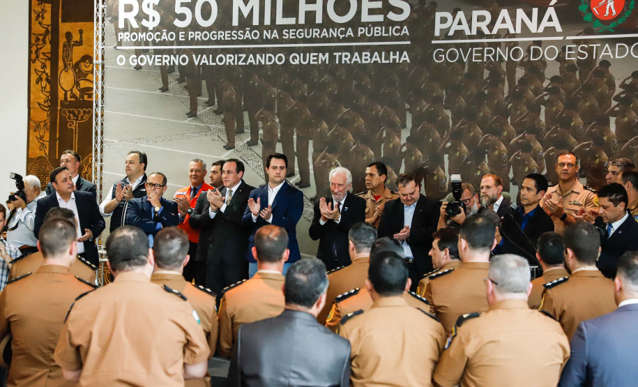 O governador Carlos Massa Ratinho Junior autorizou 1.582 promoções e progressões de servidores Segurança Pública do Paraná. Em solenidade realizada nesta quarta-feira (24), no Palácio Iguaçu, Ratinho Junior assinou despacho governamental de promoção de 75 oficiais e praças da Polícia Militar e Corpo de Bombeiros. Foto: Rodrigo Felix Leal/ANPr