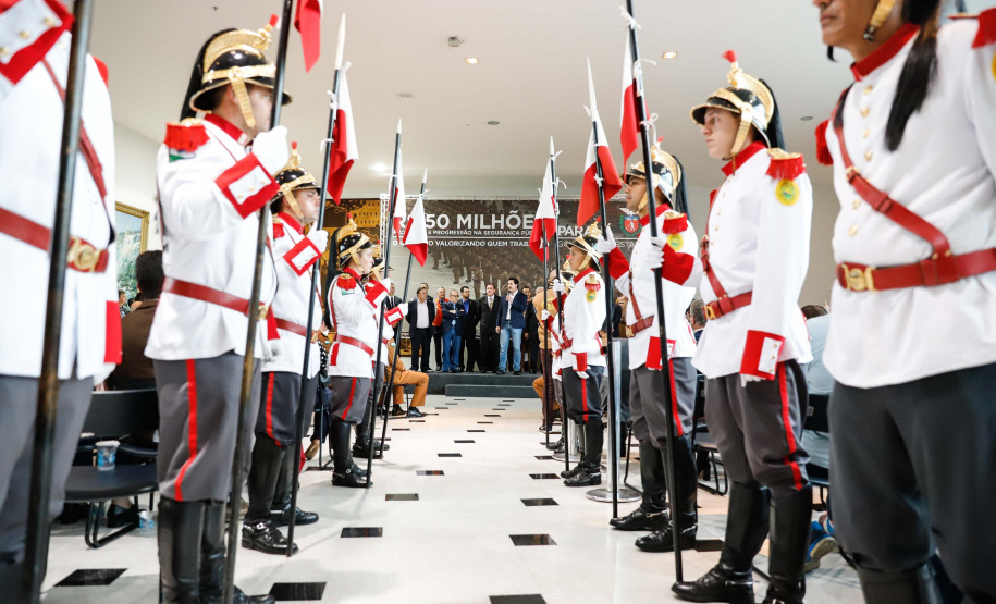 O governador Carlos Massa Ratinho Junior autorizou 1.582 promoções e progressões de servidores Segurança Pública do Paraná. Em solenidade realizada nesta quarta-feira (24), no Palácio Iguaçu, Ratinho Junior assinou despacho governamental de promoção de 75 oficiais e praças da Polícia Militar e Corpo de Bombeiros. Foto: Rodrigo Felix Leal/ANPr