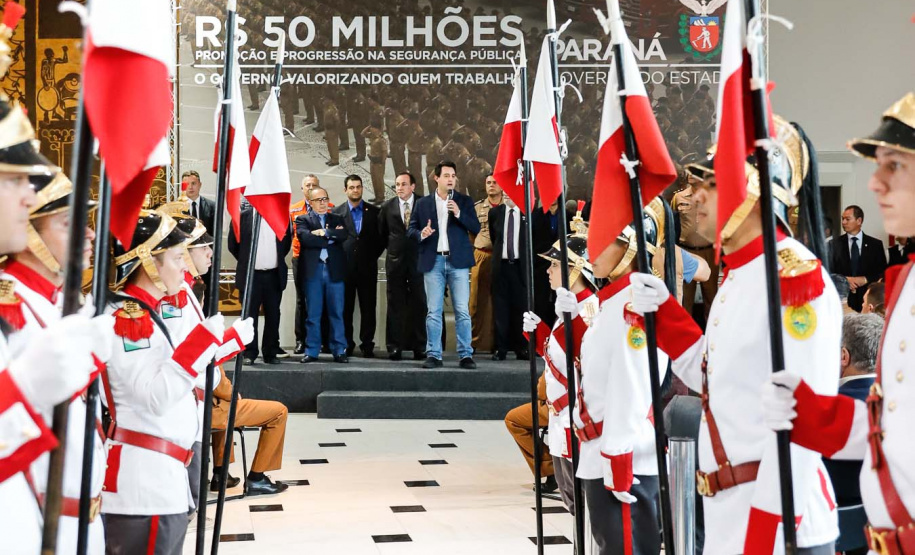 O governador Carlos Massa Ratinho Junior autorizou 1.582 promoções e progressões de servidores Segurança Pública do Paraná. Em solenidade realizada nesta quarta-feira (24), no Palácio Iguaçu, Ratinho Junior assinou despacho governamental de promoção de 75 oficiais e praças da Polícia Militar e Corpo de Bombeiros. Foto: Rodrigo Felix Leal/ANPr