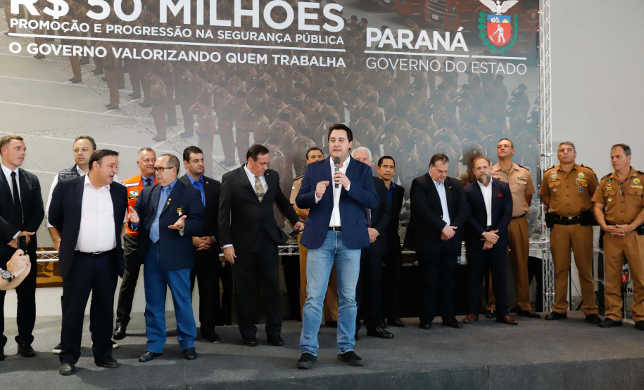 O governador Carlos Massa Ratinho Junior autorizou 1.582 promoções e progressões de servidores Segurança Pública do Paraná. Em solenidade realizada nesta quarta-feira (24), no Palácio Iguaçu, Ratinho Junior assinou despacho governamental de promoção de 75 oficiais e praças da Polícia Militar e Corpo de Bombeiros. Foto: Rodrigo Felix Leal/ANPr