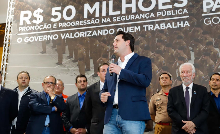 O governador Carlos Massa Ratinho Junior autorizou 1.582 promoções e progressões de servidores Segurança Pública do Paraná. Em solenidade realizada nesta quarta-feira (24), no Palácio Iguaçu, Ratinho Junior assinou despacho governamental de promoção de 75 oficiais e praças da Polícia Militar e Corpo de Bombeiros. Foto: Rodrigo Felix Leal/ANPr