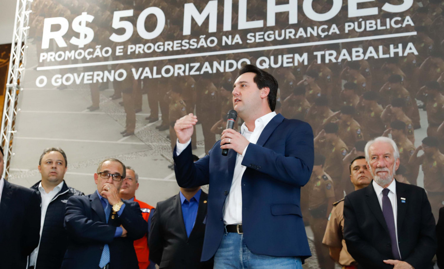 O governador Carlos Massa Ratinho Junior autorizou 1.582 promoções e progressões de servidores Segurança Pública do Paraná. Em solenidade realizada nesta quarta-feira (24), no Palácio Iguaçu, Ratinho Junior assinou despacho governamental de promoção de 75 oficiais e praças da Polícia Militar e Corpo de Bombeiros. Foto: Rodrigo Felix Leal/ANPr