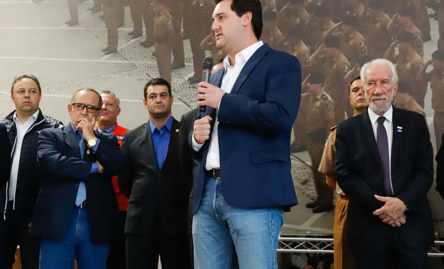 O governador Carlos Massa Ratinho Junior autorizou 1.582 promoções e progressões de servidores Segurança Pública do Paraná. Em solenidade realizada nesta quarta-feira (24), no Palácio Iguaçu, Ratinho Junior assinou despacho governamental de promoção de 75 oficiais e praças da Polícia Militar e Corpo de Bombeiros. Foto: Rodrigo Felix Leal/ANPr