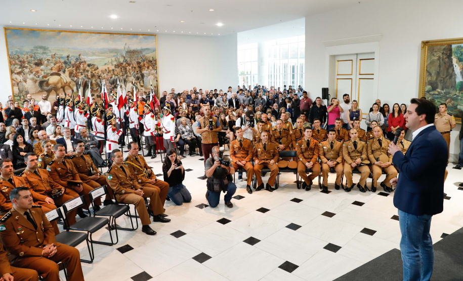 O governador Carlos Massa Ratinho Junior autorizou 1.582 promoções e progressões de servidores Segurança Pública do Paraná. Em solenidade realizada nesta quarta-feira (24), no Palácio Iguaçu, Ratinho Junior assinou despacho governamental de promoção de 75 oficiais e praças da Polícia Militar e Corpo de Bombeiros. Foto: Rodrigo Felix Leal/ANPr