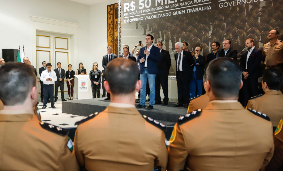 O governador Carlos Massa Ratinho Junior autorizou 1.582 promoções e progressões de servidores Segurança Pública do Paraná. Em solenidade realizada nesta quarta-feira (24), no Palácio Iguaçu, Ratinho Junior assinou despacho governamental de promoção de 75 oficiais e praças da Polícia Militar e Corpo de Bombeiros. Foto: Rodrigo Felix Leal/ANPr