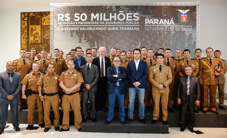 O governador Carlos Massa Ratinho Junior autorizou 1.582 promoções e progressões de servidores Segurança Pública do Paraná. Em solenidade realizada nesta quarta-feira (24), no Palácio Iguaçu, Ratinho Junior assinou despacho governamental de promoção de 75 oficiais e praças da Polícia Militar e Corpo de Bombeiros. Foto: Rodrigo Felix Leal/ANPr