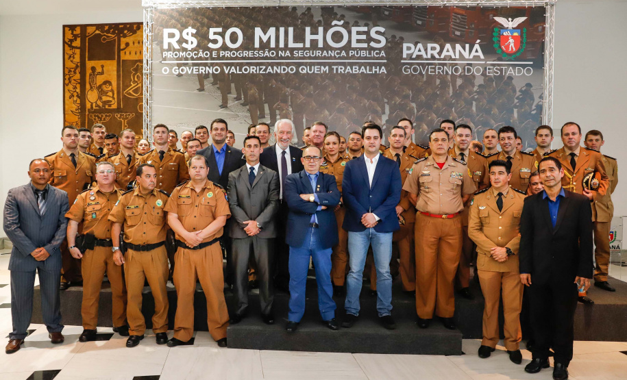 O governador Carlos Massa Ratinho Junior autorizou 1.582 promoções e progressões de servidores Segurança Pública do Paraná. Em solenidade realizada nesta quarta-feira (24), no Palácio Iguaçu, Ratinho Junior assinou despacho governamental de promoção de 75 oficiais e praças da Polícia Militar e Corpo de Bombeiros. Foto: Rodrigo Felix Leal/ANPr