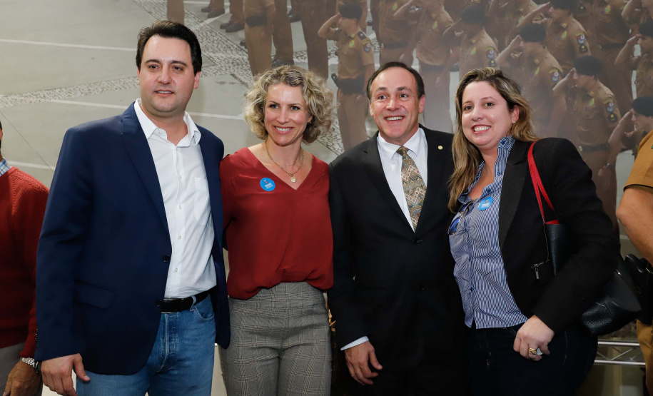 O governador Carlos Massa Ratinho Junior autorizou 1.582 promoções e progressões de servidores Segurança Pública do Paraná. Em solenidade realizada nesta quarta-feira (24), no Palácio Iguaçu, Ratinho Junior assinou despacho governamental de promoção de 75 oficiais e praças da Polícia Militar e Corpo de Bombeiros. Foto: Rodrigo Felix Leal/ANPr