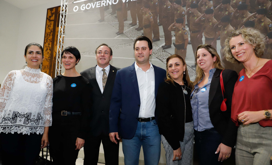 O governador Carlos Massa Ratinho Junior autorizou 1.582 promoções e progressões de servidores Segurança Pública do Paraná. Em solenidade realizada nesta quarta-feira (24), no Palácio Iguaçu, Ratinho Junior assinou despacho governamental de promoção de 75 oficiais e praças da Polícia Militar e Corpo de Bombeiros. Foto: Rodrigo Felix Leal/ANPr