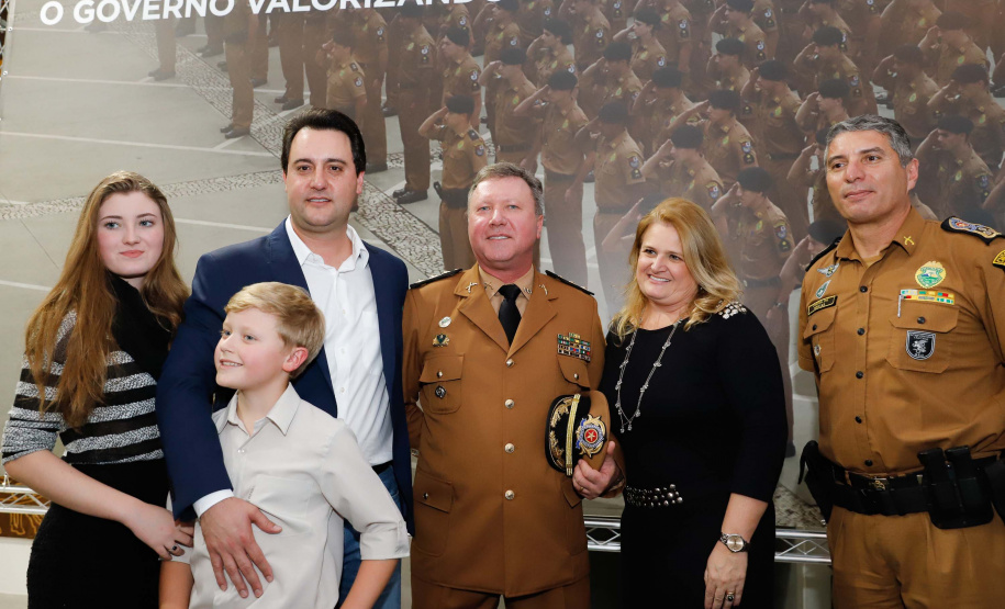 O governador Carlos Massa Ratinho Junior autorizou 1.582 promoções e progressões de servidores Segurança Pública do Paraná. Em solenidade realizada nesta quarta-feira (24), no Palácio Iguaçu, Ratinho Junior assinou despacho governamental de promoção de 75 oficiais e praças da Polícia Militar e Corpo de Bombeiros. Foto: Rodrigo Felix Leal/ANPr