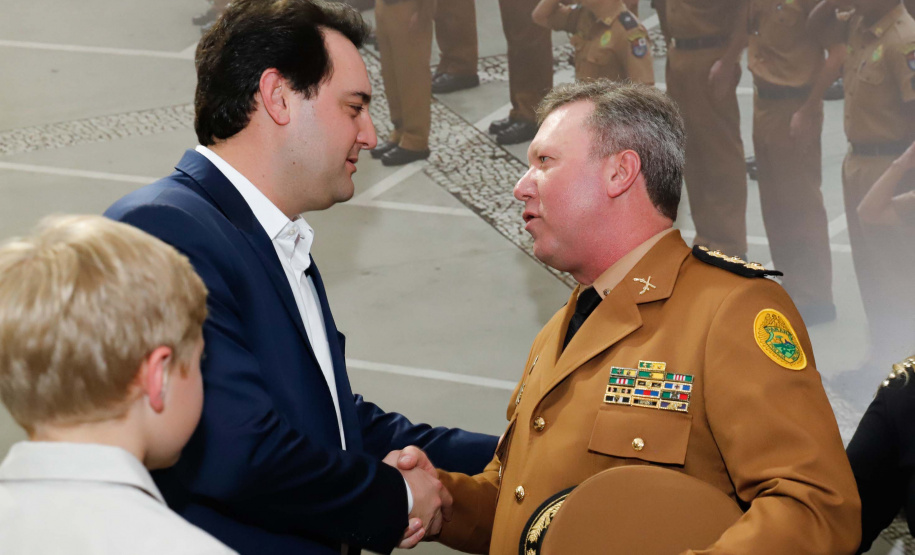 O governador Carlos Massa Ratinho Junior autorizou 1.582 promoções e progressões de servidores Segurança Pública do Paraná. Em solenidade realizada nesta quarta-feira (24), no Palácio Iguaçu, Ratinho Junior assinou despacho governamental de promoção de 75 oficiais e praças da Polícia Militar e Corpo de Bombeiros. Foto: Rodrigo Felix Leal/ANPr