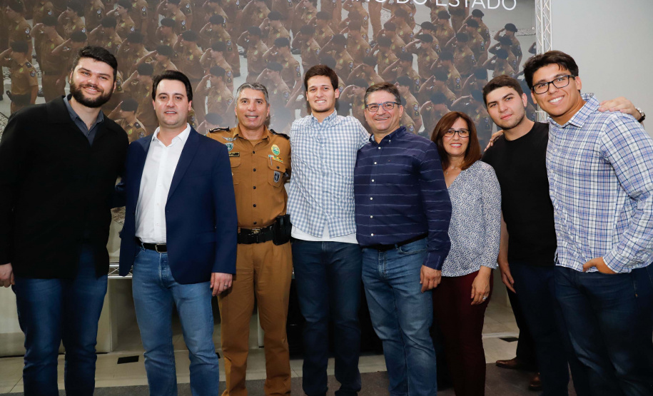 O governador Carlos Massa Ratinho Junior autorizou 1.582 promoções e progressões de servidores Segurança Pública do Paraná. Em solenidade realizada nesta quarta-feira (24), no Palácio Iguaçu, Ratinho Junior assinou despacho governamental de promoção de 75 oficiais e praças da Polícia Militar e Corpo de Bombeiros. Foto: Rodrigo Felix Leal/ANPr