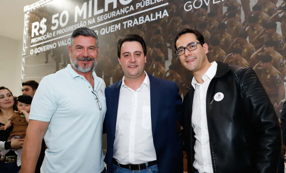 O governador Carlos Massa Ratinho Junior autorizou 1.582 promoções e progressões de servidores Segurança Pública do Paraná. Em solenidade realizada nesta quarta-feira (24), no Palácio Iguaçu, Ratinho Junior assinou despacho governamental de promoção de 75 oficiais e praças da Polícia Militar e Corpo de Bombeiros. Foto: Rodrigo Felix Leal/ANPr