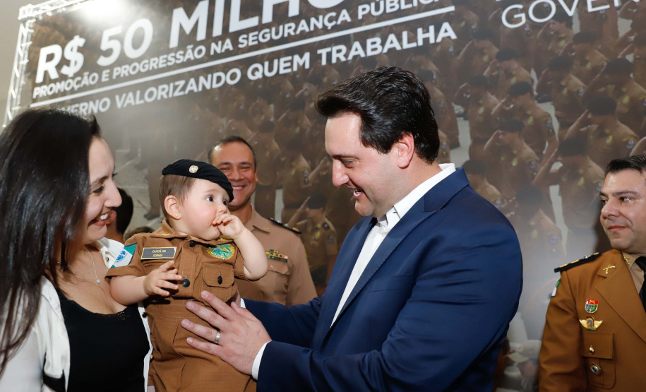 O governador Carlos Massa Ratinho Junior autorizou 1.582 promoções e progressões de servidores Segurança Pública do Paraná. Em solenidade realizada nesta quarta-feira (24), no Palácio Iguaçu, Ratinho Junior assinou despacho governamental de promoção de 75 oficiais e praças da Polícia Militar e Corpo de Bombeiros. Foto: Rodrigo Felix Leal/ANPr