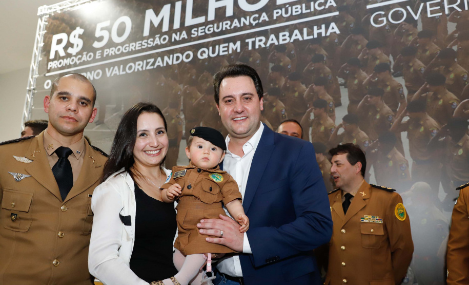 O governador Carlos Massa Ratinho Junior autorizou 1.582 promoções e progressões de servidores Segurança Pública do Paraná. Em solenidade realizada nesta quarta-feira (24), no Palácio Iguaçu, Ratinho Junior assinou despacho governamental de promoção de 75 oficiais e praças da Polícia Militar e Corpo de Bombeiros. Foto: Rodrigo Felix Leal/ANPr