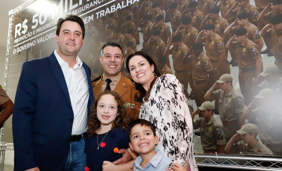 O governador Carlos Massa Ratinho Junior autorizou 1.582 promoções e progressões de servidores Segurança Pública do Paraná. Em solenidade realizada nesta quarta-feira (24), no Palácio Iguaçu, Ratinho Junior assinou despacho governamental de promoção de 75 oficiais e praças da Polícia Militar e Corpo de Bombeiros. Foto: Rodrigo Felix Leal/ANPr