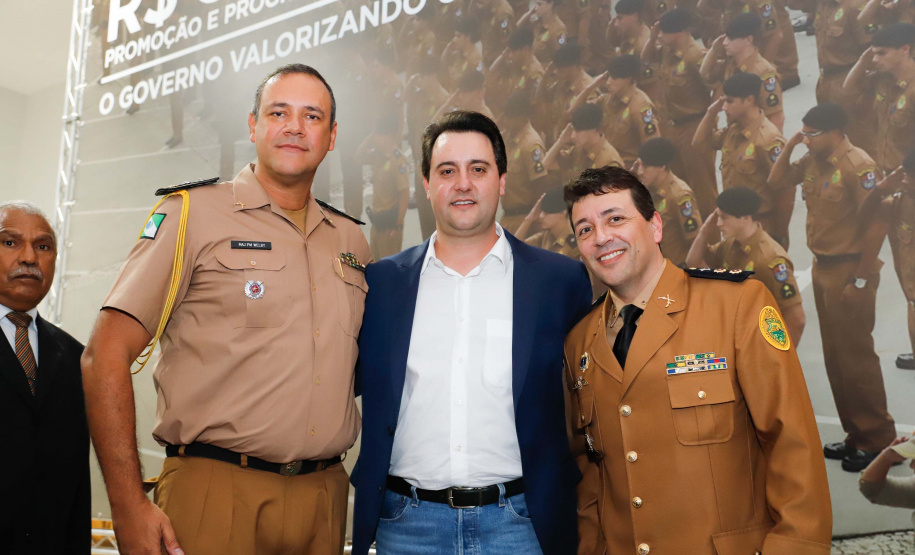 O governador Carlos Massa Ratinho Junior autorizou 1.582 promoções e progressões de servidores Segurança Pública do Paraná. Em solenidade realizada nesta quarta-feira (24), no Palácio Iguaçu, Ratinho Junior assinou despacho governamental de promoção de 75 oficiais e praças da Polícia Militar e Corpo de Bombeiros. Foto: Rodrigo Felix Leal/ANPr