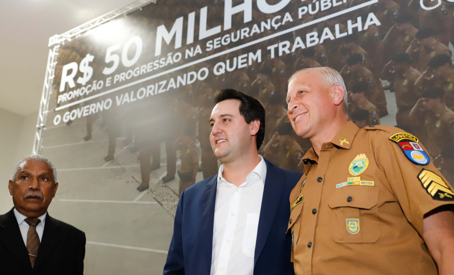 O governador Carlos Massa Ratinho Junior autorizou 1.582 promoções e progressões de servidores Segurança Pública do Paraná. Em solenidade realizada nesta quarta-feira (24), no Palácio Iguaçu, Ratinho Junior assinou despacho governamental de promoção de 75 oficiais e praças da Polícia Militar e Corpo de Bombeiros. Foto: Rodrigo Felix Leal/ANPr