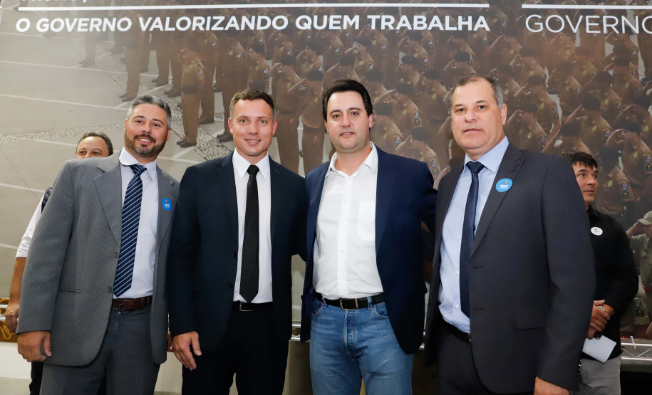 O governador Carlos Massa Ratinho Junior autorizou 1.582 promoções e progressões de servidores Segurança Pública do Paraná. Em solenidade realizada nesta quarta-feira (24), no Palácio Iguaçu, Ratinho Junior assinou despacho governamental de promoção de 75 oficiais e praças da Polícia Militar e Corpo de Bombeiros. Foto: Rodrigo Felix Leal/ANPr