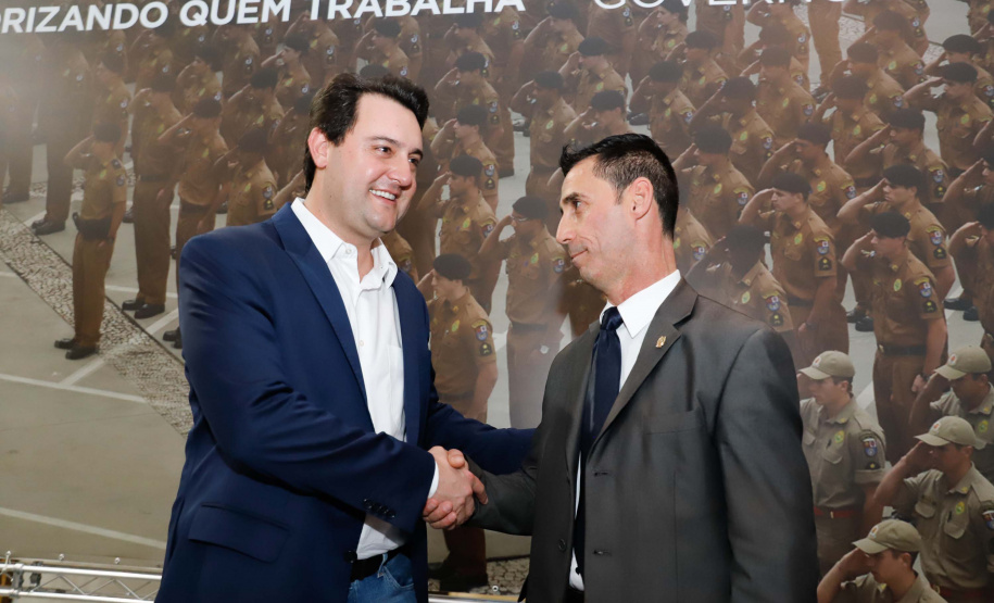 O governador Carlos Massa Ratinho Junior autorizou 1.582 promoções e progressões de servidores Segurança Pública do Paraná. Em solenidade realizada nesta quarta-feira (24), no Palácio Iguaçu, Ratinho Junior assinou despacho governamental de promoção de 75 oficiais e praças da Polícia Militar e Corpo de Bombeiros. Foto: Rodrigo Felix Leal/ANPr