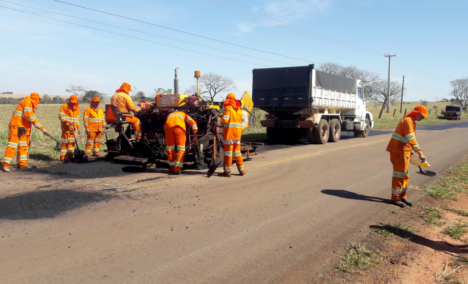 A PR-218, no trecho entre Planaltina do Paraná e Santa Isabel do Ivaí, ambas no noroeste, está passando por serviços de remendo superficial e profundo. Isso inclui a fresagem, que é a retirada da camada superior do pavimento, aplicação de emulsão asfáltica, e aplicação de concreto betuminoso usinado a quente (CBUQ) seguido pela compactação desse material, resultando em uma pista plana, sem deformações e sem buracos. Foto: Divulgação/DER