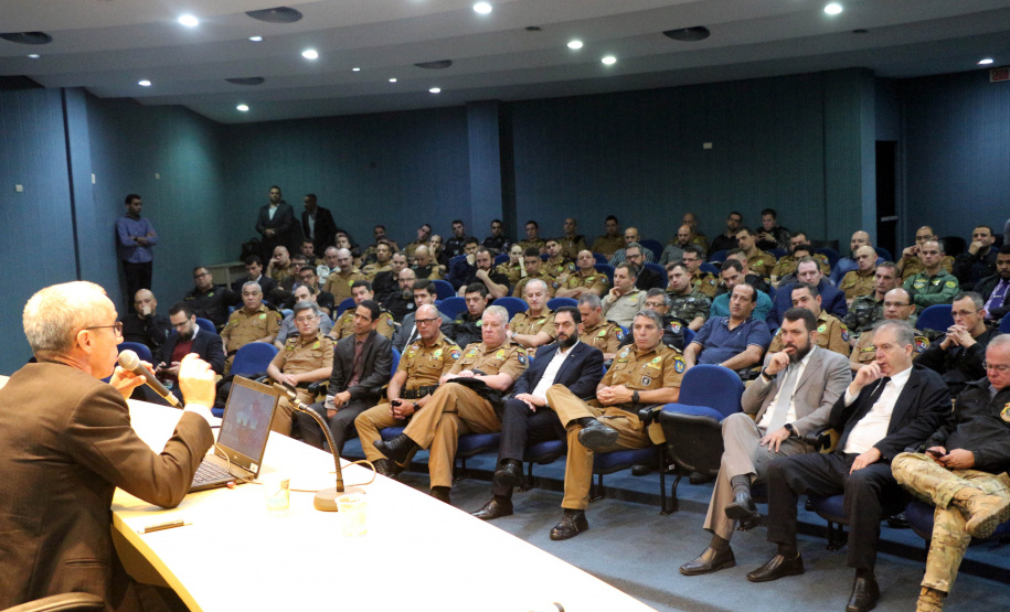 Simpósio de Operações Policiais Militares de Fronteira. Oficiais e praças de diversas unidades da Polícia Militar do Paraná, principalmente das especializadas, participam nesta quinta e sexta-feira (25 e 26), em Foz do Iguaçu, do 1º Simpósio de Operações Policiais Militares de Fronteira. Foto: Soldado Ismael Ponchio