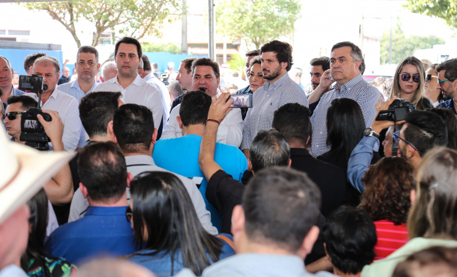 Pavimentação de ruas, melhoria em quadras poliesportivas, revitalização de praça, construção de barracões industriais e compra de equipamentos rodoviários são os principais investimentos que 15 municípios da região Norte do Paraná farão com apoio do Governo do Estado