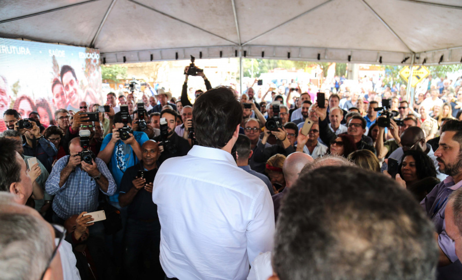 Pavimentação de ruas, melhoria em quadras poliesportivas, revitalização de praça, construção de barracões industriais e compra de equipamentos rodoviários são os principais investimentos que 15 municípios da região Norte do Paraná farão com apoio do Governo do Estado