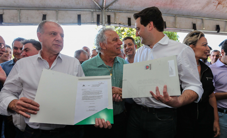 Pavimentação de ruas, melhoria em quadras poliesportivas, revitalização de praça, construção de barracões industriais e compra de equipamentos rodoviários são os principais investimentos que 15 municípios da região Norte do Paraná farão com apoio do Governo do Estado