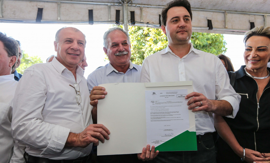 Pavimentação de ruas, melhoria em quadras poliesportivas, revitalização de praça, construção de barracões industriais e compra de equipamentos rodoviários são os principais investimentos que 15 municípios da região Norte do Paraná farão com apoio do Governo do Estado