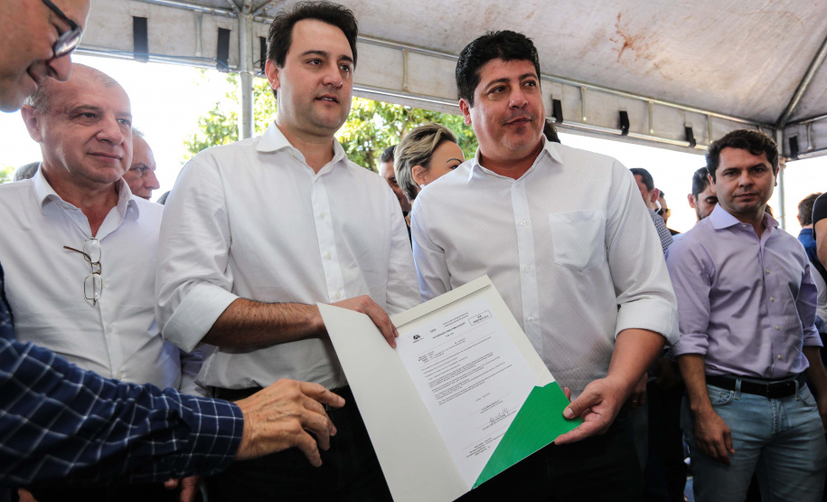 Pavimentação de ruas, melhoria em quadras poliesportivas, revitalização de praça, construção de barracões industriais e compra de equipamentos rodoviários são os principais investimentos que 15 municípios da região Norte do Paraná farão com apoio do Governo do Estado