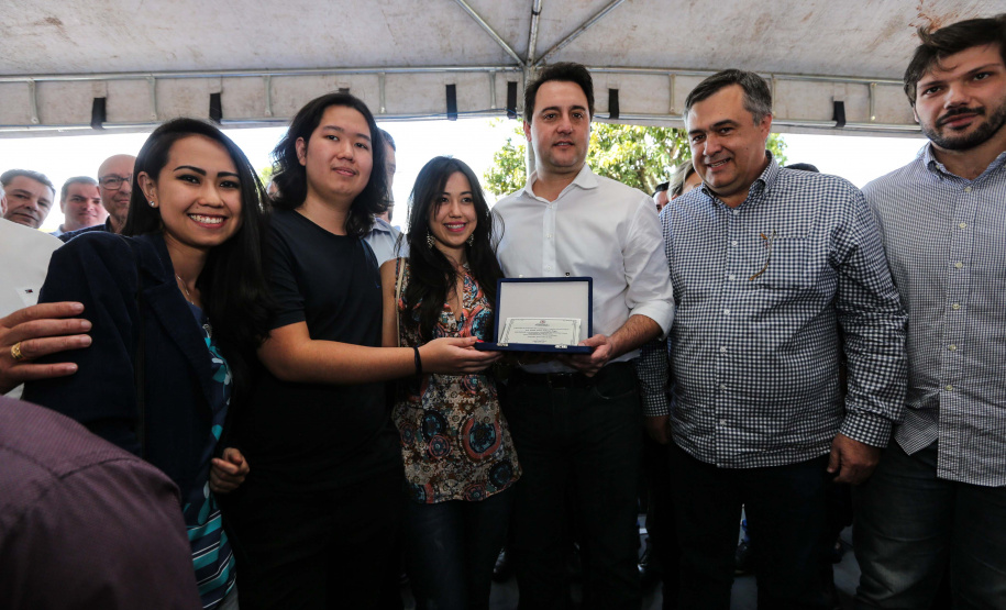 Pavimentação de ruas, melhoria em quadras poliesportivas, revitalização de praça, construção de barracões industriais e compra de equipamentos rodoviários são os principais investimentos que 15 municípios da região Norte do Paraná farão com apoio do Governo do Estado