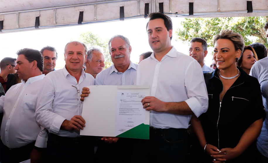 Pavimentação de ruas, melhoria em quadras poliesportivas, revitalização de praça, construção de barracões industriais e compra de equipamentos rodoviários são os principais investimentos que 15 municípios da região Norte do Paraná farão com apoio do Governo do Estado