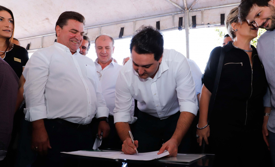 Pavimentação de ruas, melhoria em quadras poliesportivas, revitalização de praça, construção de barracões industriais e compra de equipamentos rodoviários são os principais investimentos que 15 municípios da região Norte do Paraná farão com apoio do Governo do Estado