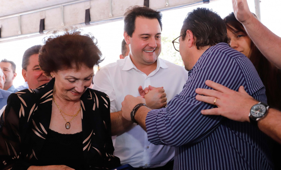 Pavimentação de ruas, melhoria em quadras poliesportivas, revitalização de praça, construção de barracões industriais e compra de equipamentos rodoviários são os principais investimentos que 15 municípios da região Norte do Paraná farão com apoio do Governo do Estado