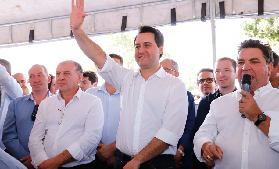 Pavimentação de ruas, melhoria em quadras poliesportivas, revitalização de praça, construção de barracões industriais e compra de equipamentos rodoviários são os principais investimentos que 15 municípios da região Norte do Paraná farão com apoio do Governo do Estado