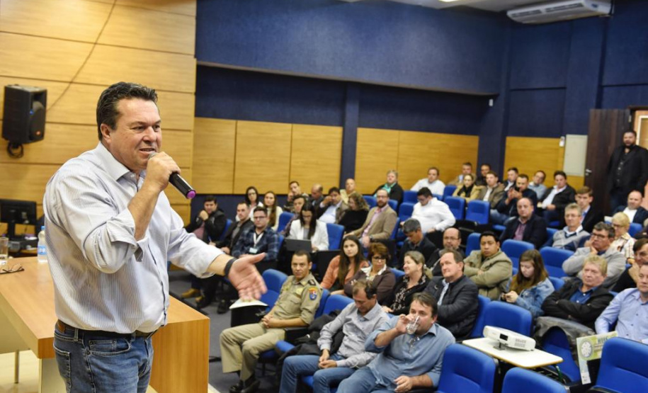 Equipe da Secretaria de Estado do Desenvolvimento Sustentável e do Turismo se reuniu hoje (25), em Toledo, com prefeitos e lideranças da região Oeste para discutir a implantação do Consórcio Intermunicipal para Gestão e Tratamento de Resíduos Urbanos do Oeste do Paraná. A reunião aconteceu no auditório Acary de Oliveira, na sede da Prefeitura. Foto: Denis Ferreira Netto/SEDEST