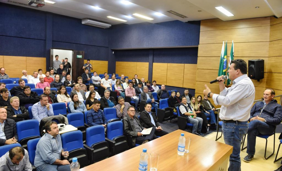 Equipe da Secretaria de Estado do Desenvolvimento Sustentável e do Turismo se reuniu hoje (25), em Toledo, com prefeitos e lideranças da região Oeste para discutir a implantação do Consórcio Intermunicipal para Gestão e Tratamento de Resíduos Urbanos do Oeste do Paraná. A reunião aconteceu no auditório Acary de Oliveira, na sede da Prefeitura. Foto: Denis Ferreira Netto/SEDEST
