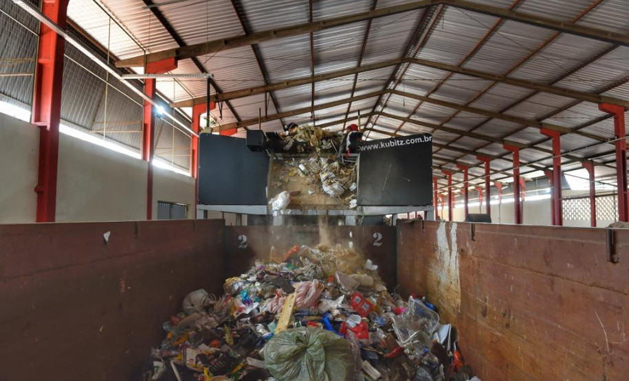 Equipe da Secretaria de Estado do Desenvolvimento Sustentável e do Turismo se reuniu hoje (25), em Toledo, com prefeitos e lideranças da região Oeste para discutir a implantação do Consórcio Intermunicipal para Gestão e Tratamento de Resíduos Urbanos do Oeste do Paraná. A reunião aconteceu no auditório Acary de Oliveira, na sede da Prefeitura. Foto: Denis Ferreira Netto/SEDEST