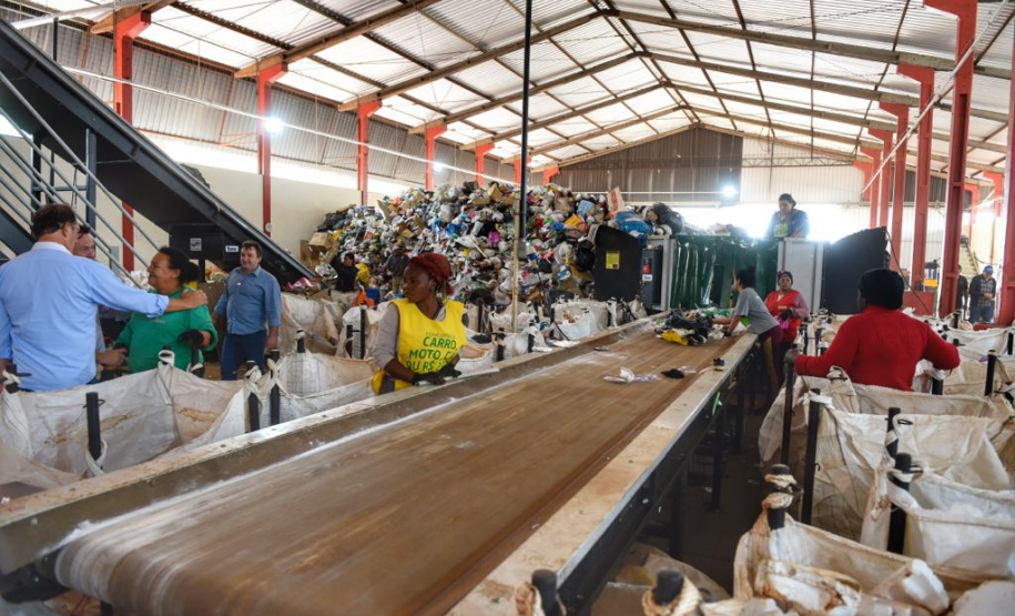 Equipe da Secretaria de Estado do Desenvolvimento Sustentável e do Turismo se reuniu hoje (25), em Toledo, com prefeitos e lideranças da região Oeste para discutir a implantação do Consórcio Intermunicipal para Gestão e Tratamento de Resíduos Urbanos do Oeste do Paraná. A reunião aconteceu no auditório Acary de Oliveira, na sede da Prefeitura. Foto: Denis Ferreira Netto/SEDEST