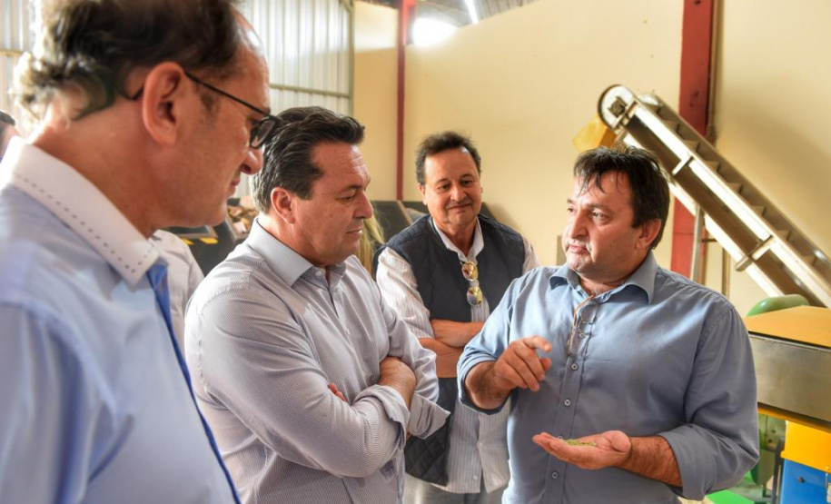 Equipe da Secretaria de Estado do Desenvolvimento Sustentável e do Turismo se reuniu hoje (25), em Toledo, com prefeitos e lideranças da região Oeste para discutir a implantação do Consórcio Intermunicipal para Gestão e Tratamento de Resíduos Urbanos do Oeste do Paraná. A reunião aconteceu no auditório Acary de Oliveira, na sede da Prefeitura. Foto: Denis Ferreira Netto/SEDEST