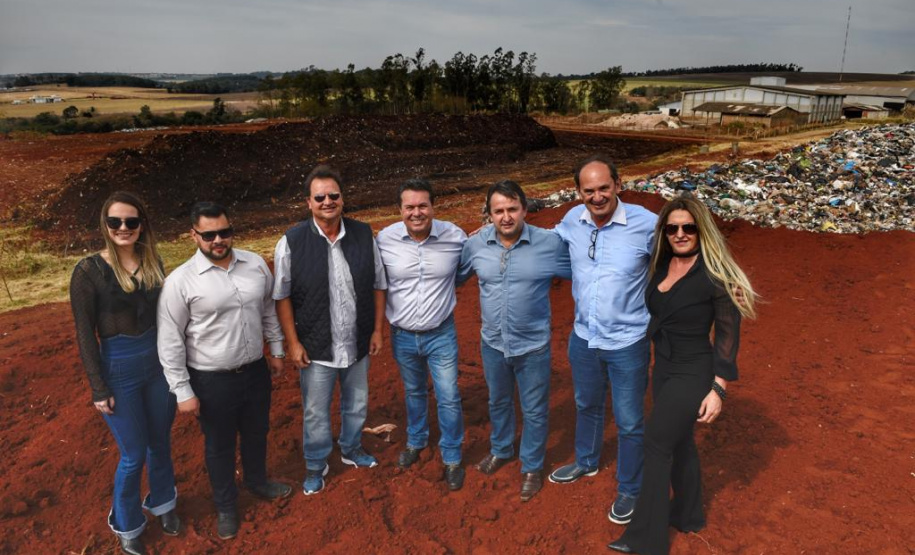 Equipe da Secretaria de Estado do Desenvolvimento Sustentável e do Turismo se reuniu hoje (25), em Toledo, com prefeitos e lideranças da região Oeste para discutir a implantação do Consórcio Intermunicipal para Gestão e Tratamento de Resíduos Urbanos do Oeste do Paraná. A reunião aconteceu no auditório Acary de Oliveira, na sede da Prefeitura. Foto: Denis Ferreira Netto/SEDEST