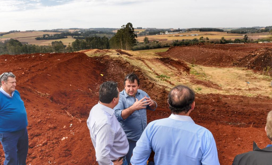 Equipe da Secretaria de Estado do Desenvolvimento Sustentável e do Turismo se reuniu hoje (25), em Toledo, com prefeitos e lideranças da região Oeste para discutir a implantação do Consórcio Intermunicipal para Gestão e Tratamento de Resíduos Urbanos do Oeste do Paraná. A reunião aconteceu no auditório Acary de Oliveira, na sede da Prefeitura. Foto: Denis Ferreira Netto/SEDEST