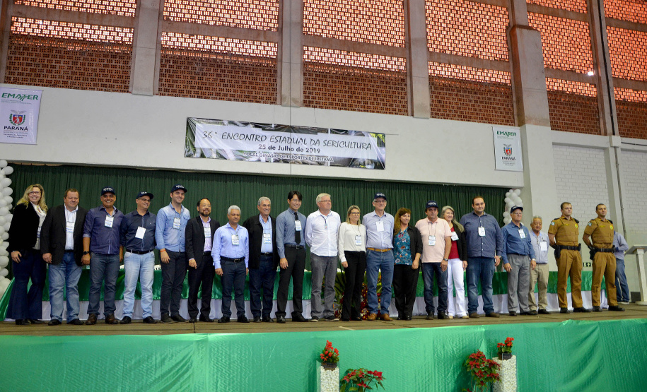 O Paraná está se consolidando como maior produtor de fio da seda de qualidade do mundo. Por conta disso, a demanda internacional pelo produto paranaense está aquecida, resultando em mais renda para produtores e pequenos municípios. Esse cenário promissor e as inovações tecnológicas introduzidas no setor foram temas do 36º Encontro Estadual de Sericicultura, realizado nesta quinta-feira (25) no município de Iretama, no Centro do Paraná. Foto: Divulgação/SEAB