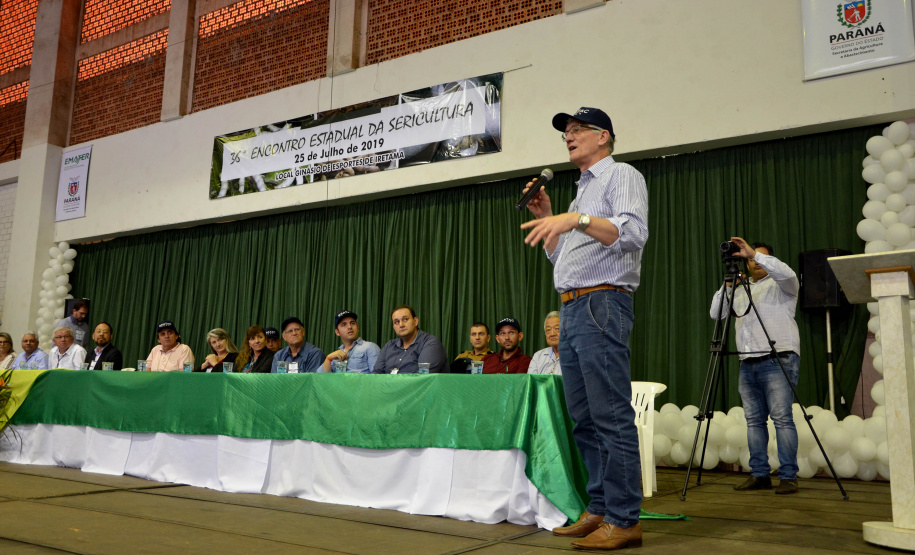 O Paraná está se consolidando como maior produtor de fio da seda de qualidade do mundo. Por conta disso, a demanda internacional pelo produto paranaense está aquecida, resultando em mais renda para produtores e pequenos municípios. Esse cenário promissor e as inovações tecnológicas introduzidas no setor foram temas do 36º Encontro Estadual de Sericicultura, realizado nesta quinta-feira (25) no município de Iretama, no Centro do Paraná. Foto: Divulgação/SEAB
